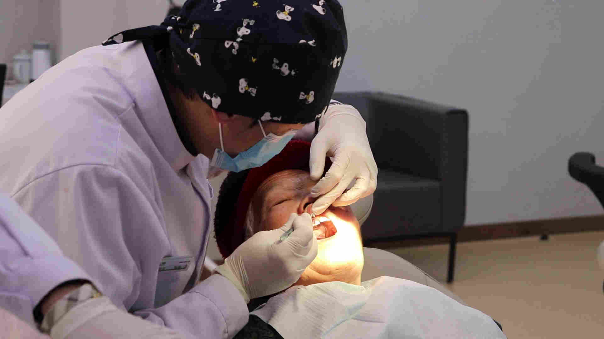 为老奶奶检查治疗 为老奶奶检查治疗